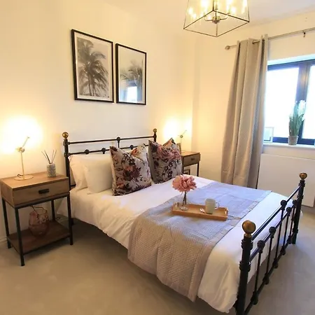 Cabot Mews 6 * Bristol